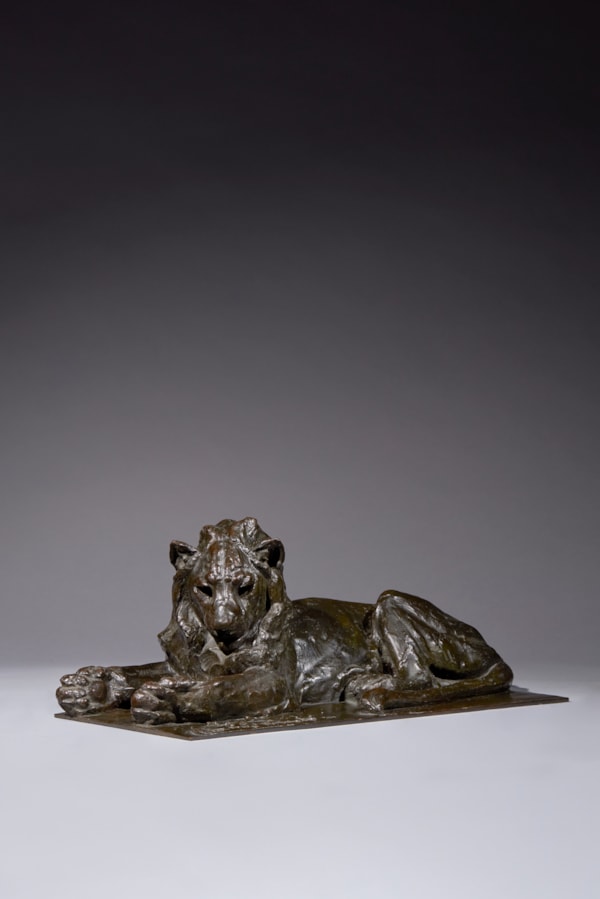 Thierry VAN RYSWYCK: Lying Lion, Bronze
Signed “ Th. Van Ryswyck”, and dated 1929, on the base
Stamped by the foundry Bartardy, on the base
The only example known to date, according to the current state of our knowledge
H. 17,5 ; L.42 ; P. 20 cm.
 - Xavier Eeckhout