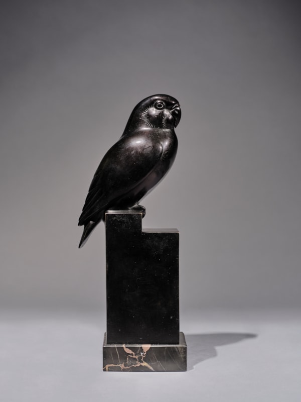 Armand PETERSEN: "Perroquet sur socle, perchoir cubique", Bronze
signed "A. PETERSEN", on the base
Stamped by the foundry Robecchi
Model created in 1948, bronze realised in 1953
H. 27 ; L. 10,5 ; W. 8 cm. (with marble base)- Xavier Eeckhout
