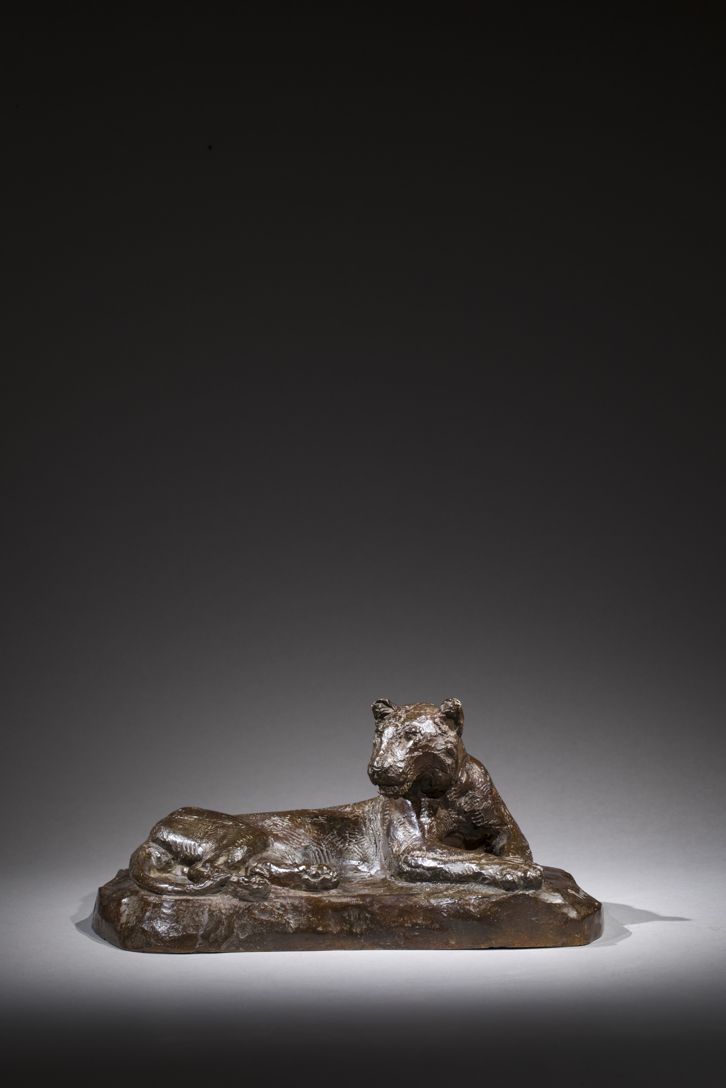 Roger GODCHAUX: Lying tiger, Bronze signed
Stamped by the foundry Susse Fr&egrave;res
Model created in 1926 and cast circa 1928
Unique piece, according to our current knowledge
&nbsp;- Xavier Eeckhout