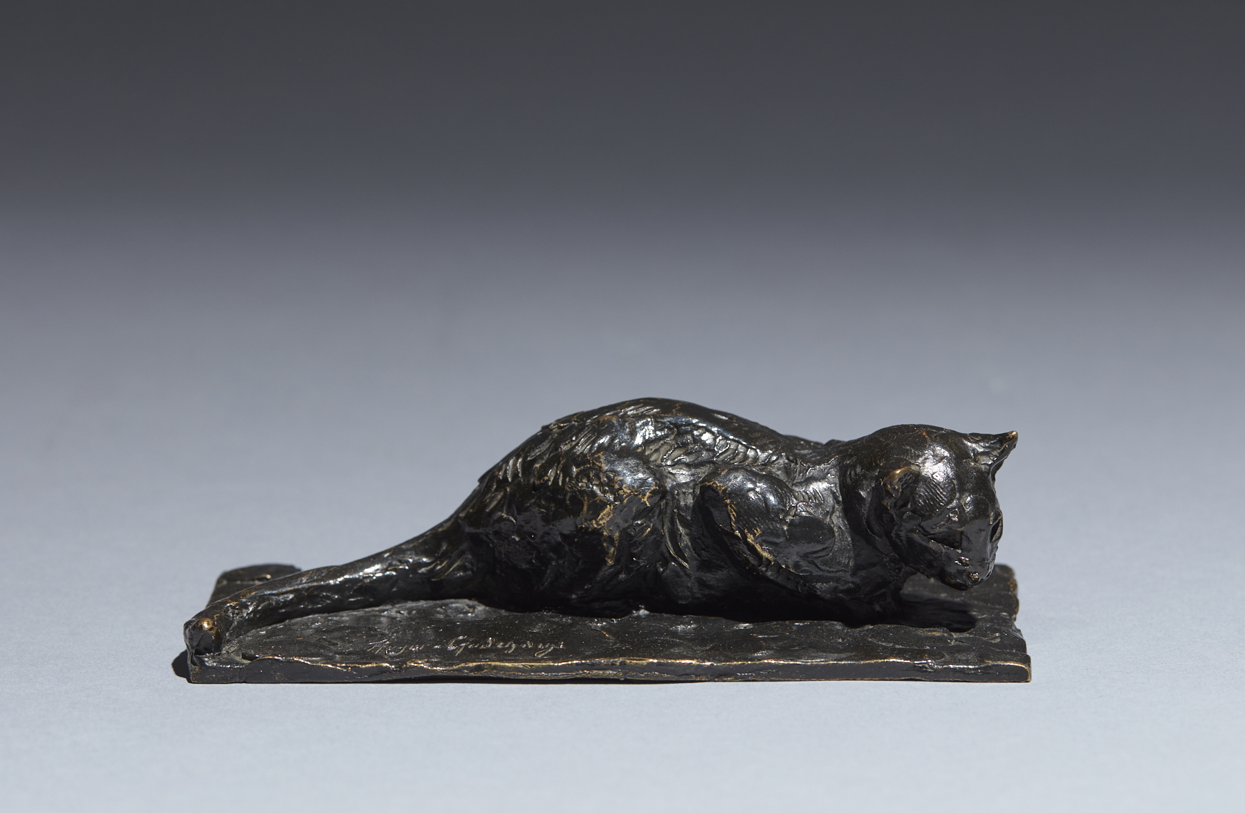 Roger GODCHAUX: Chaton couché, H. 4&nbsp;; L. 14 ; P. 7 cm.
Bronze sign&eacute; &lsquo;Roger Godchaux&rsquo; sur la terrasse
Cachet du fondeur L. Gatti
Exemplaire probablement unique

&nbsp;- Xavier Eeckhout